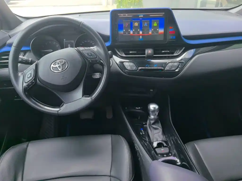 Toyota C-HR 2018 — фото 10