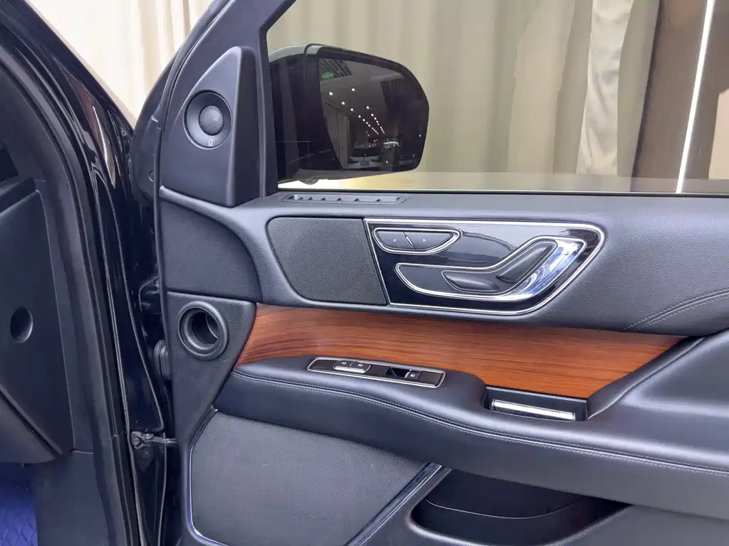Lincoln Navigator 2019 — фото 16