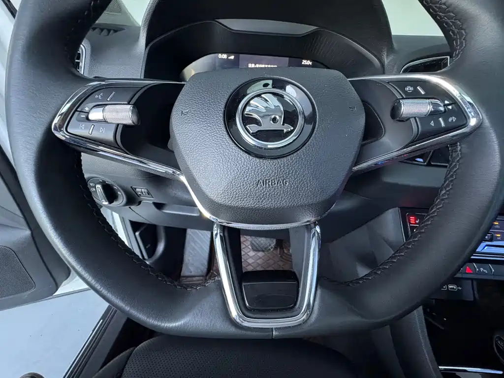Skoda Karoq 2023 — фото 24