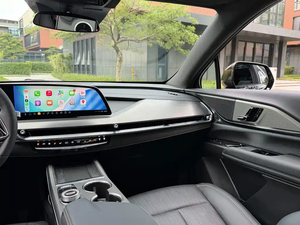 Cadillac XT5 2025 — фото 23