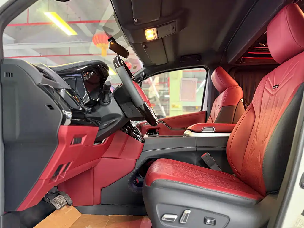 Toyota Hiace — фото 4