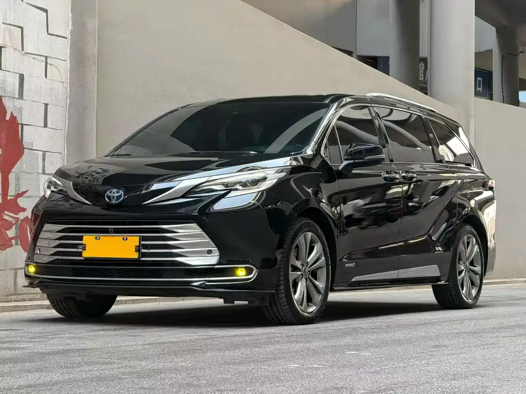 Toyota Sienna 2023 — фото 1