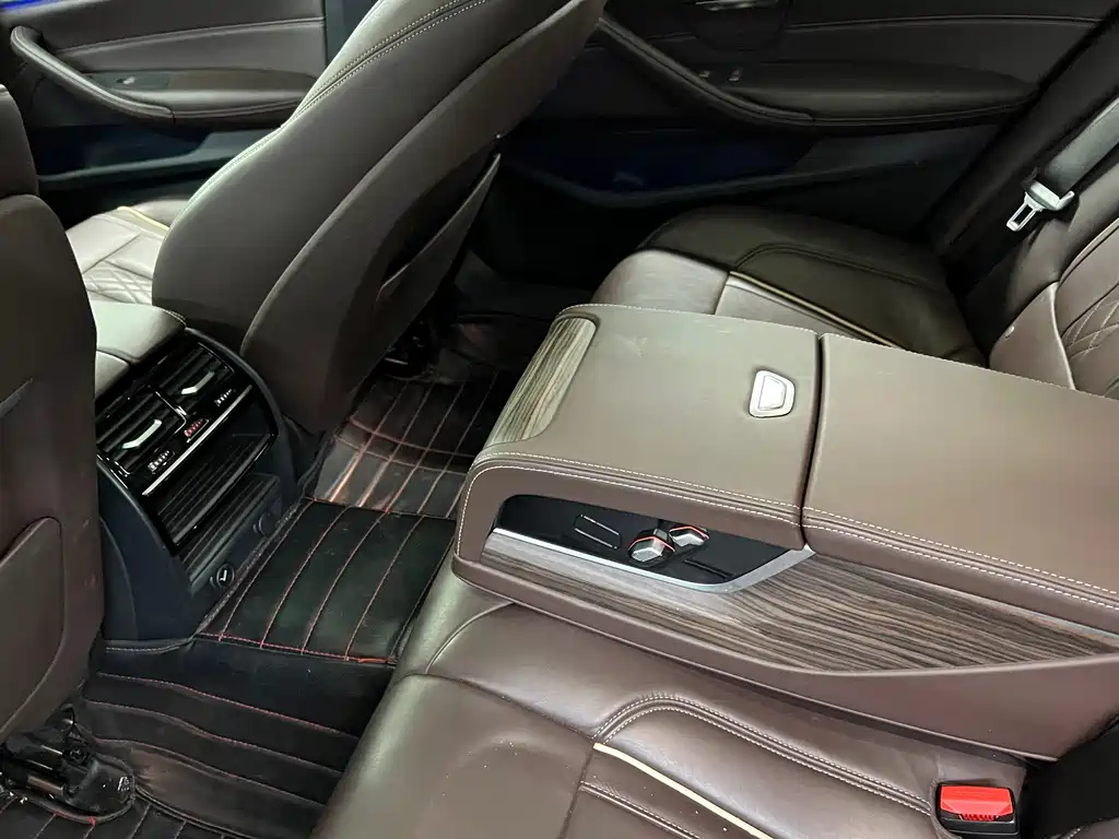 BMW 5 Series New Energy 2019 — фото 23