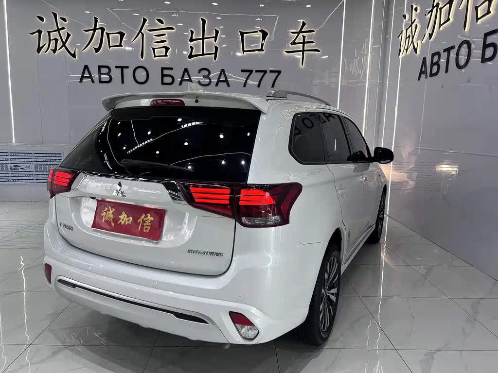 Mitsubishi Outlander 2023 — фото 4