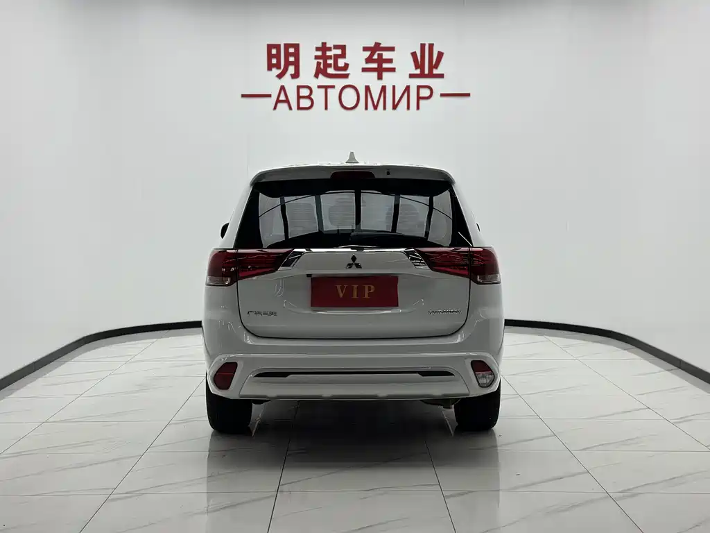 Mitsubishi Outlander 2023 — фото 10