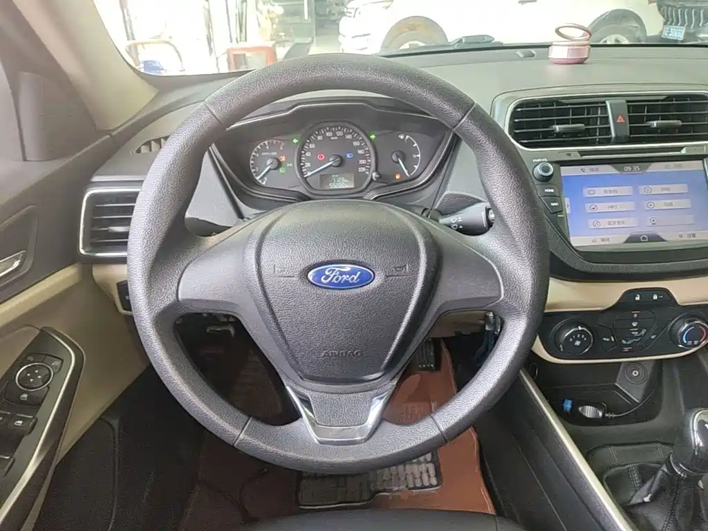 Ford Escort 2016 — фото 11