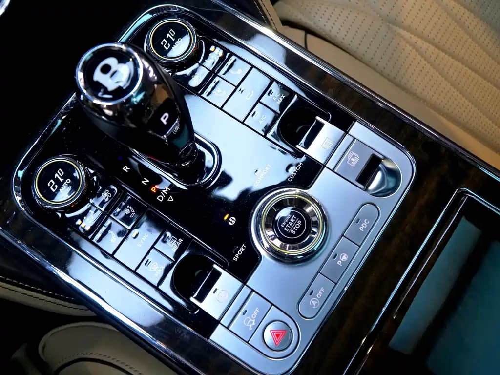 Bentley Flying Spur 2023 — фото 9