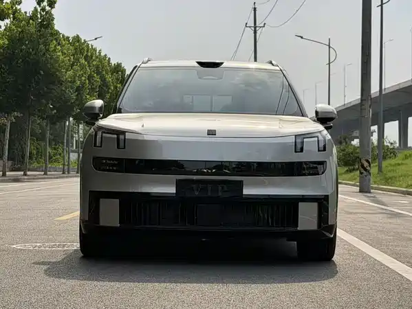 Lynk & Co 900 2025