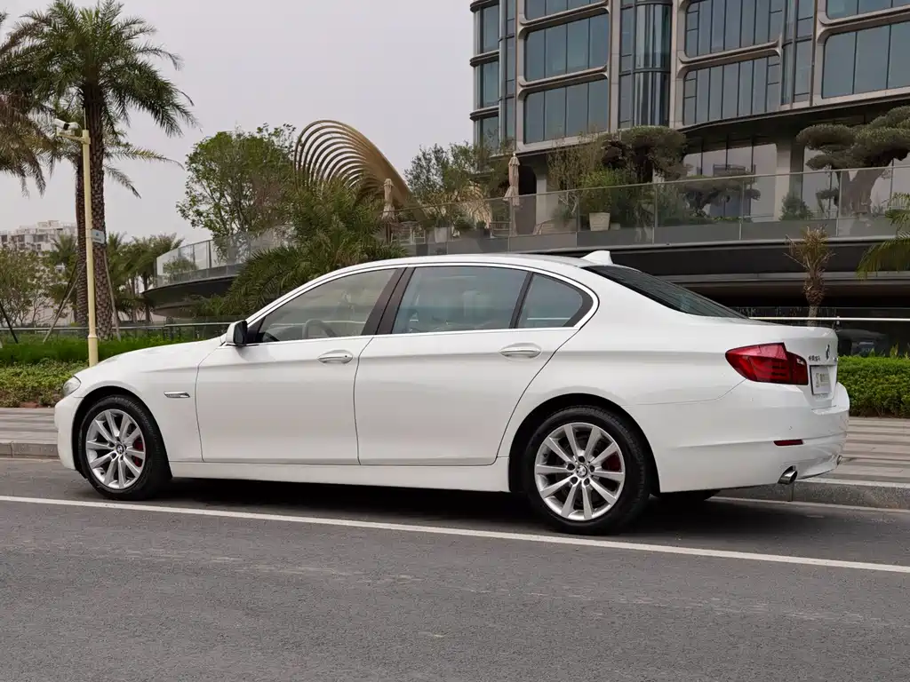 BMW 5 Series 2011 — фото 11