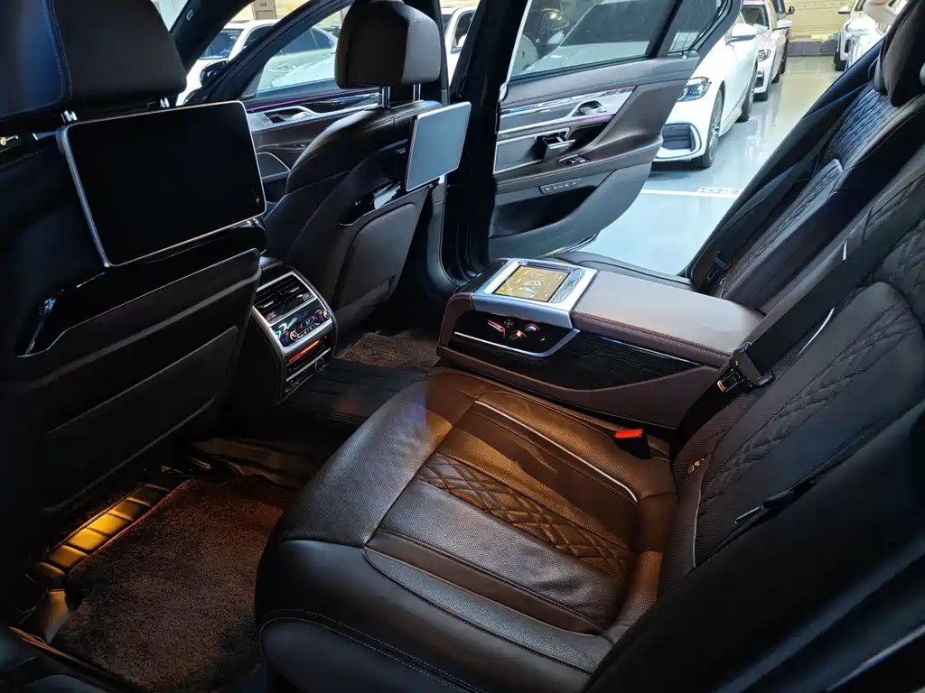 BMW 7 Series 2019 — фото 13
