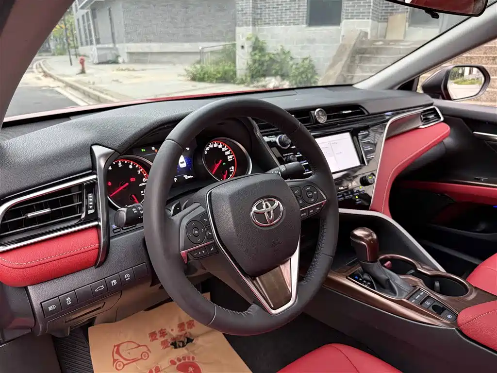 Toyota Camry 2018 — фото 15