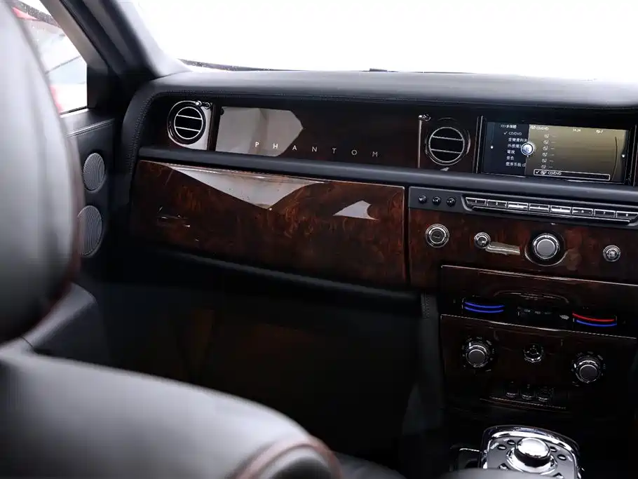 Rolls-Royce Phantom 2018 — фото 10