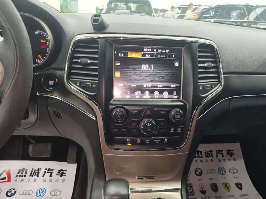 Jeep Grand Cherokee 2018 — фото 13