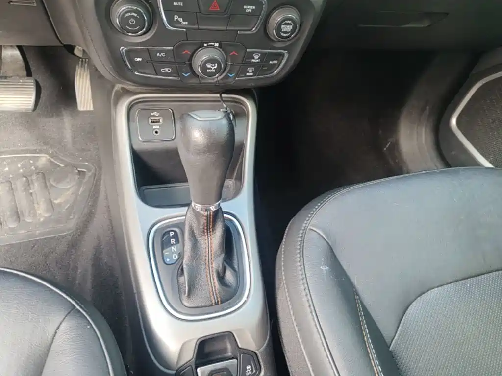 Jeep Compass 2018 — фото 14