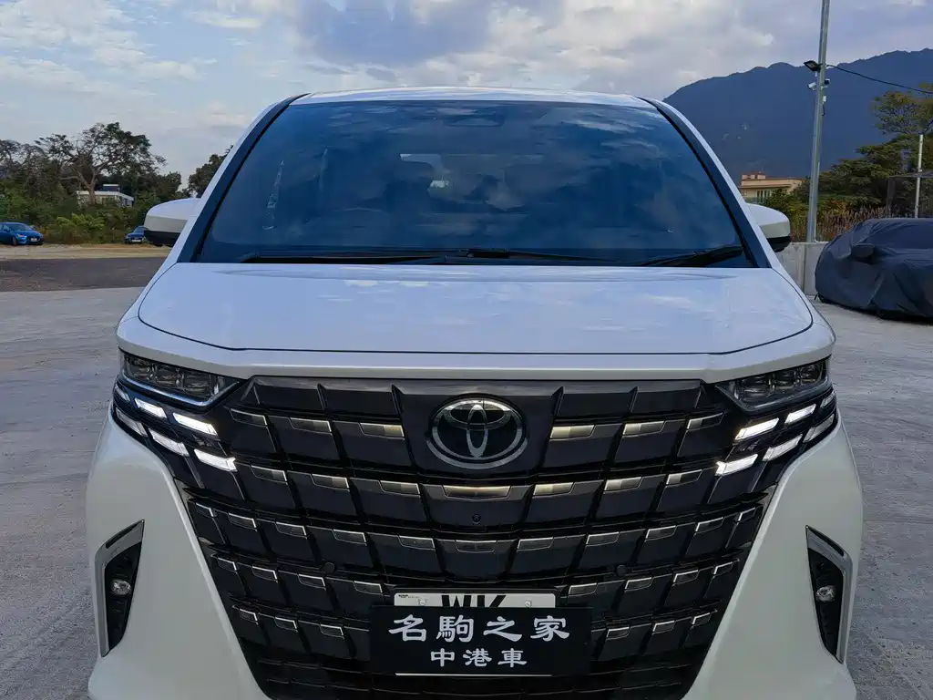 Toyota Alphard — фото 1