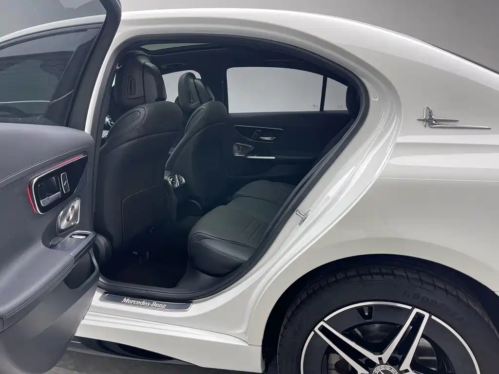 Mercedes-Benz C-Class 2023 — фото 17