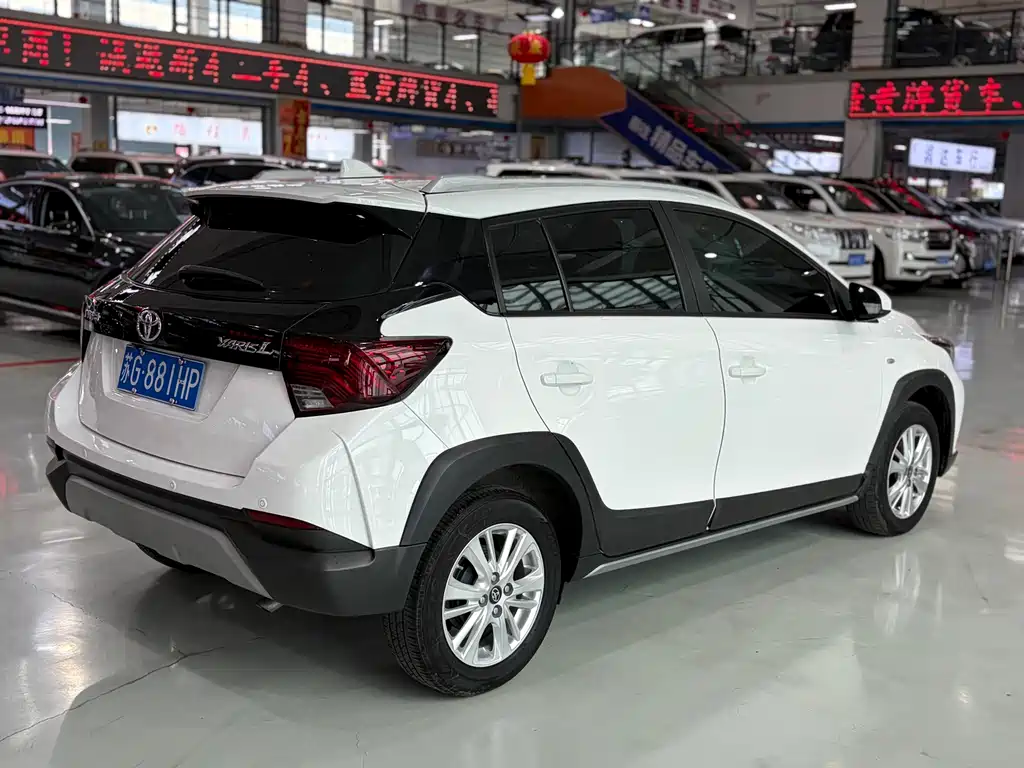 Toyota Yaris L 2023 — фото 6