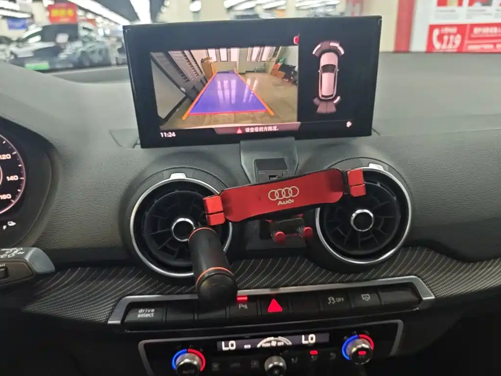 Audi Q2L e-tron 2020 — фото 13