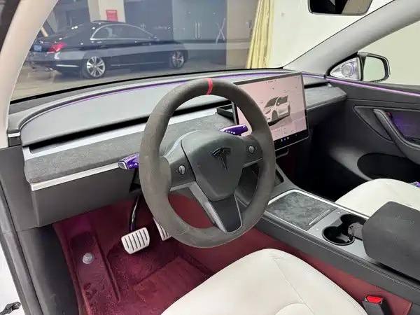 Tesla Model Y 2024