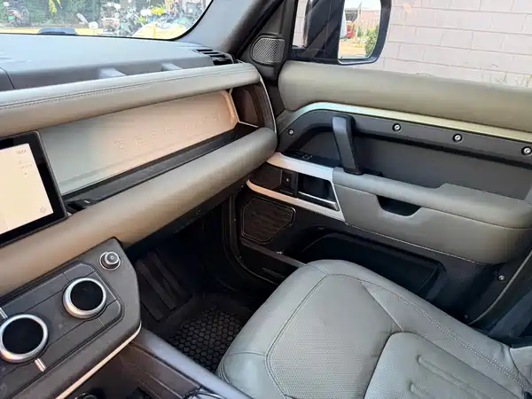 Land Rover Defender 2021