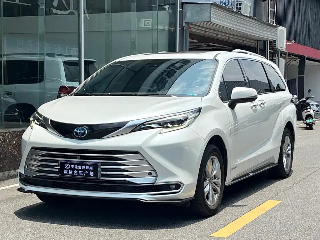 Toyota Sienna 2022 — фото 1