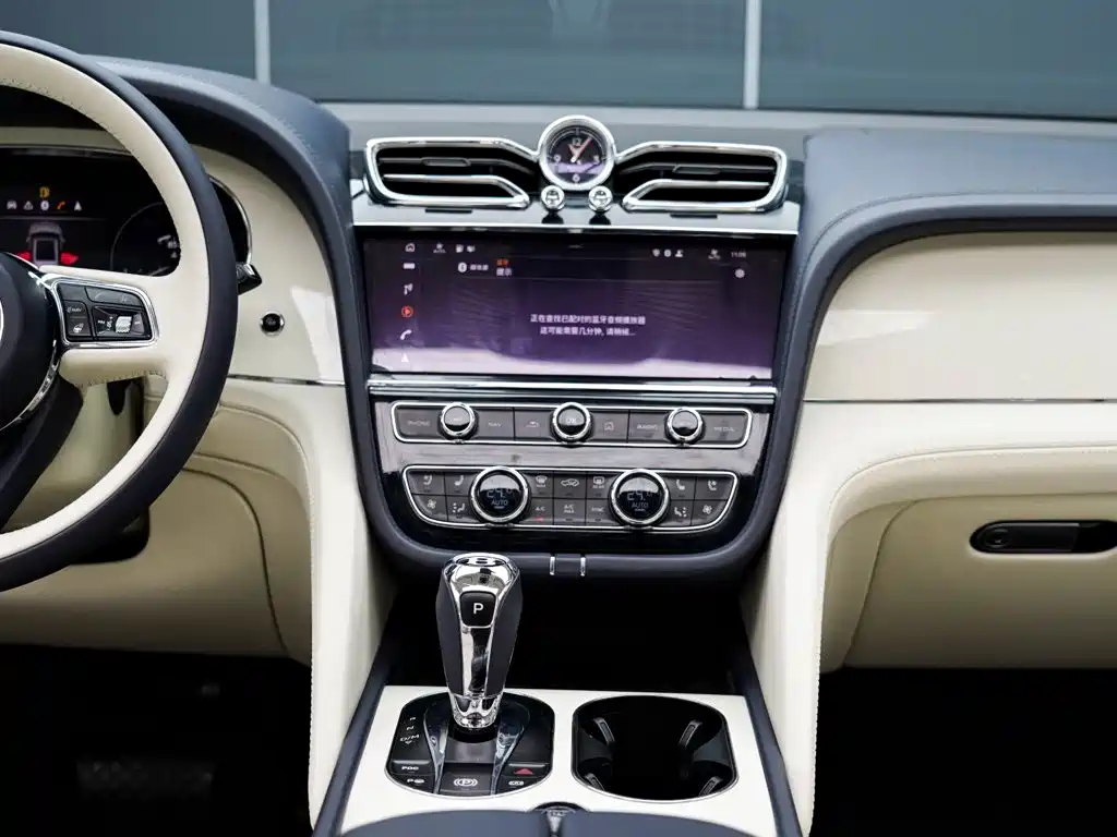Bentley Bentayga 2023 — фото 15