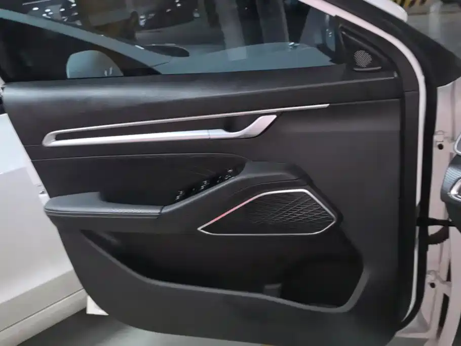 Geely Emgrand 2023