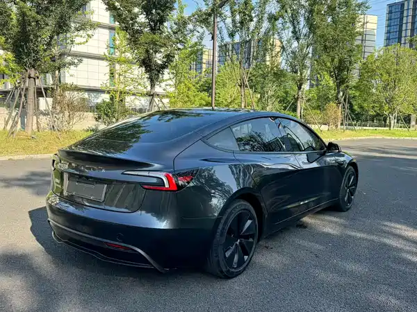 Tesla Model 3 2024