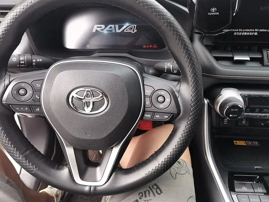 Toyota RAV4 2025 — фото 12