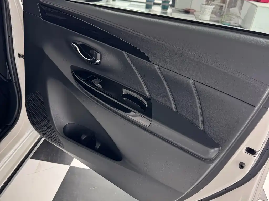 Toyota Yaris L 2022 — фото 16