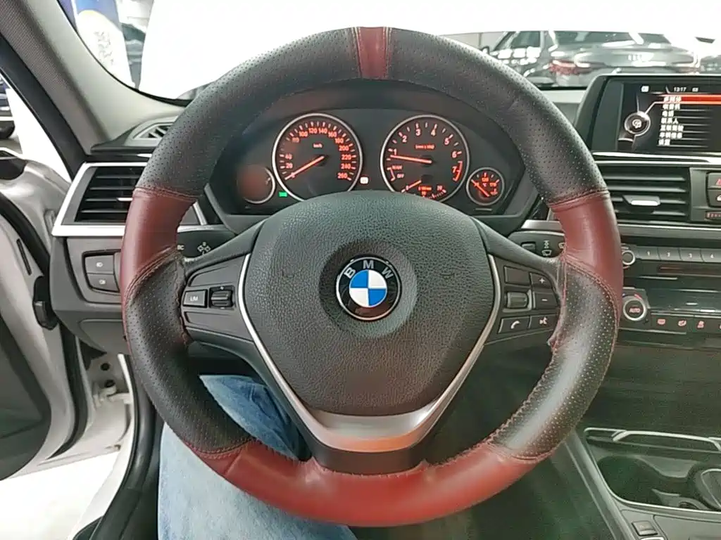 BMW 3 Series 2017 — фото 11