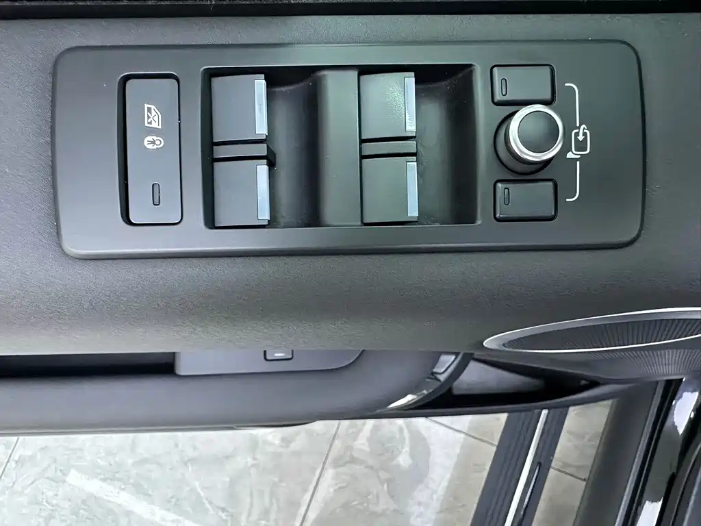 Land Rover Discovery 2020 — фото 11