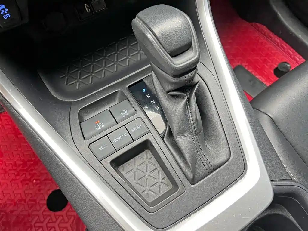 Toyota RAV4 2021 — фото 17