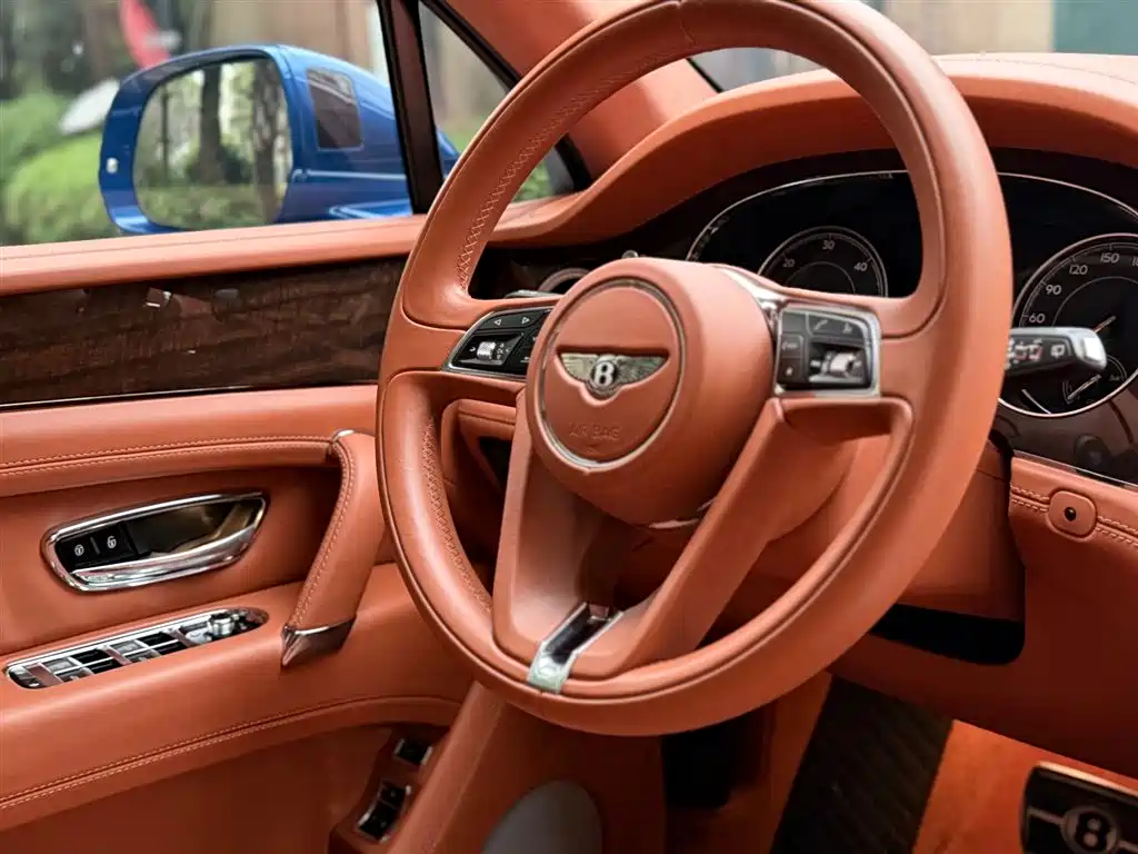 Bentley Bentayga 2017 — фото 16