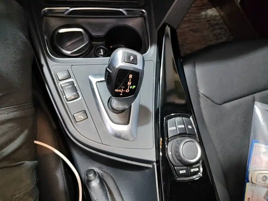 BMW 3 Series 2017 — фото 14
