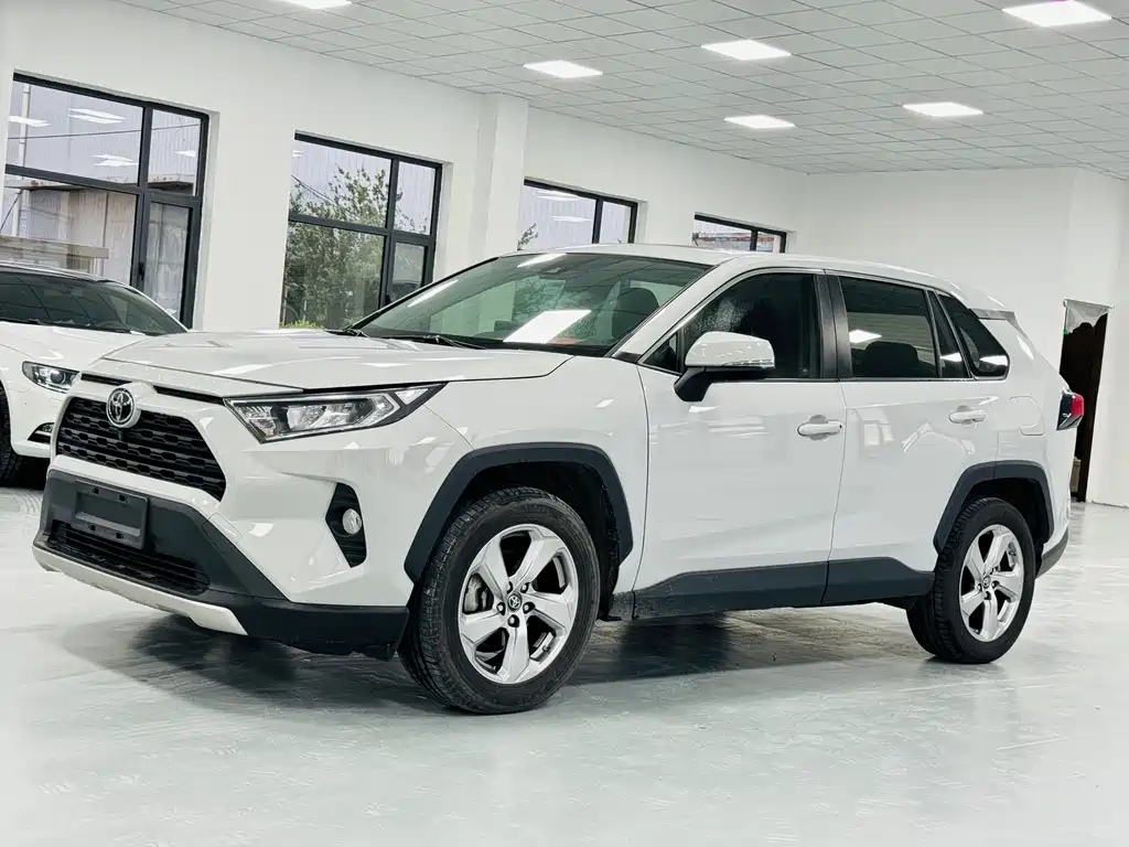 Toyota RAV4 2021 — фото 1