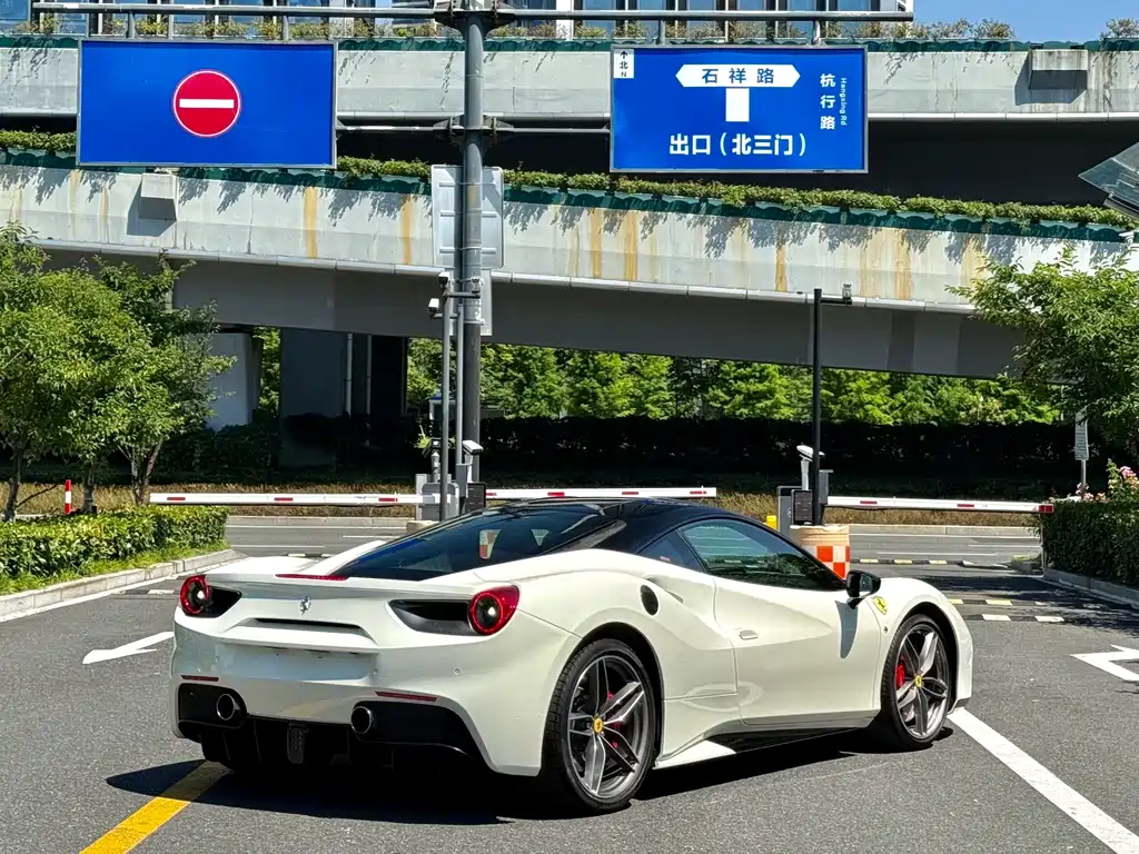 Ferrari 488 2017 — фото 7