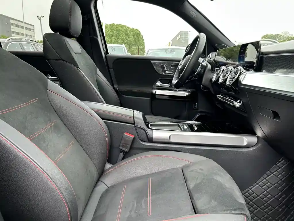 Mercedes-Benz GLB AMG 2025 — фото 15