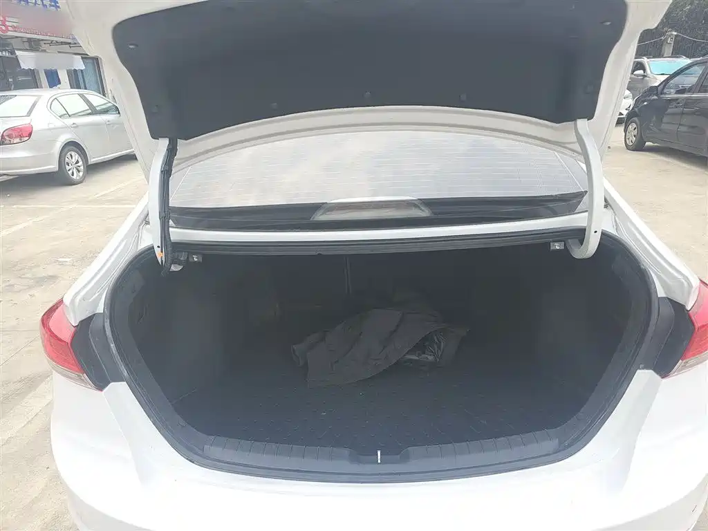 Hyundai Elantra 2019 — фото 19