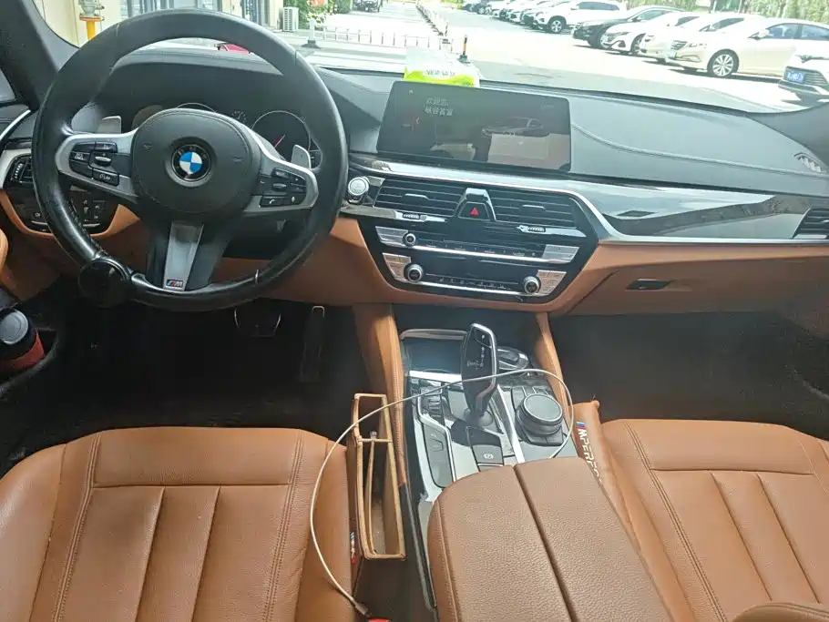 BMW 5 Series 2019 — фото 12