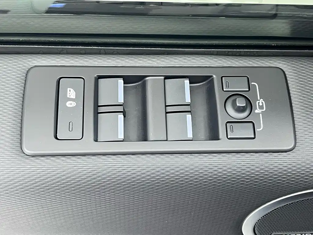 Land Rover Discovery 2023 — фото 19