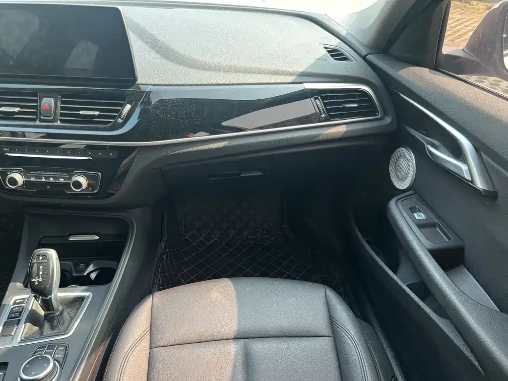 BMW 1 Series 2023 — фото 12