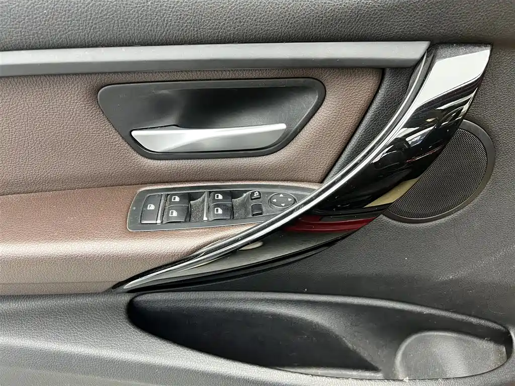 BMW 3 Series 2018 — фото 17