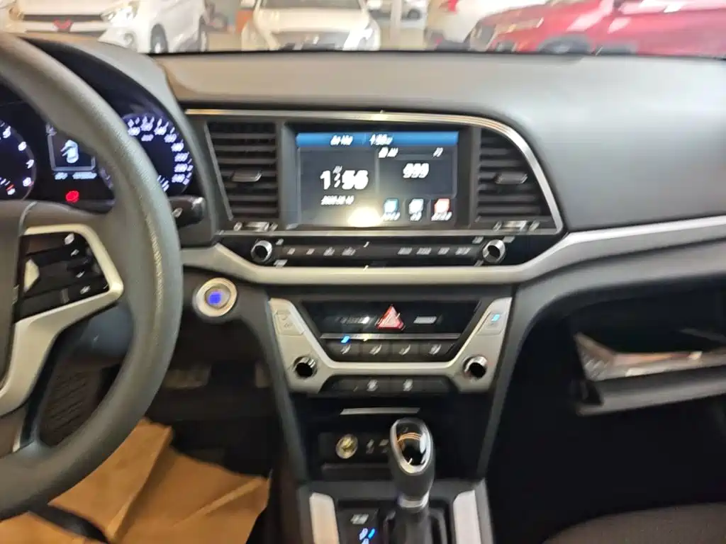 Hyundai Elantra 2016 — фото 13