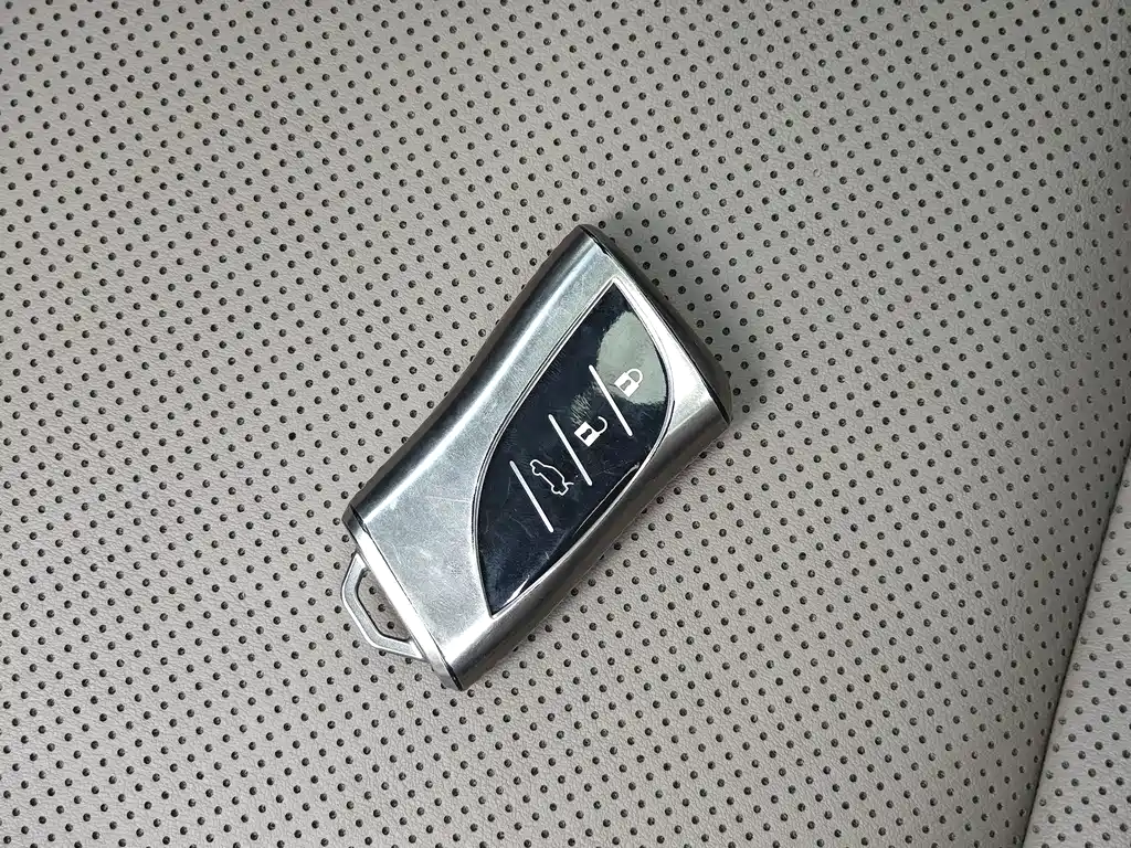 Lexus ES 2023 — фото 10