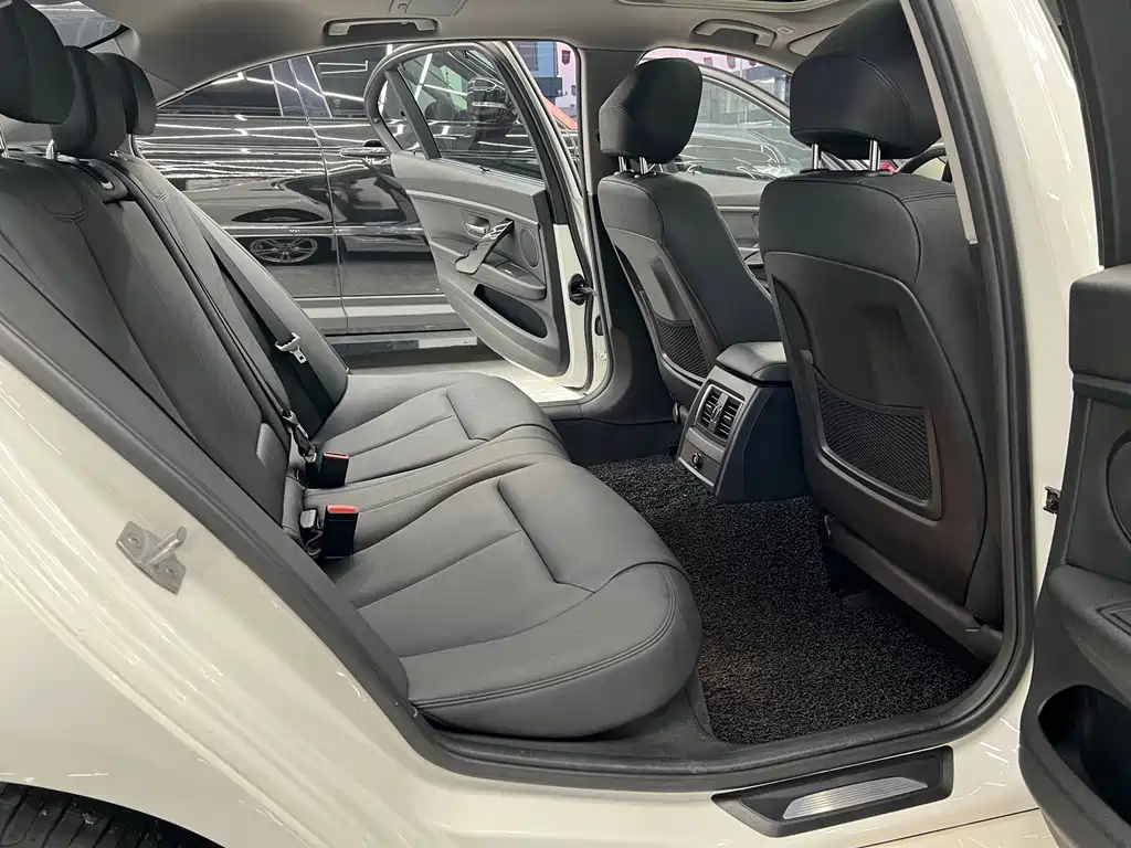 BMW 3 Series 2017 — фото 16
