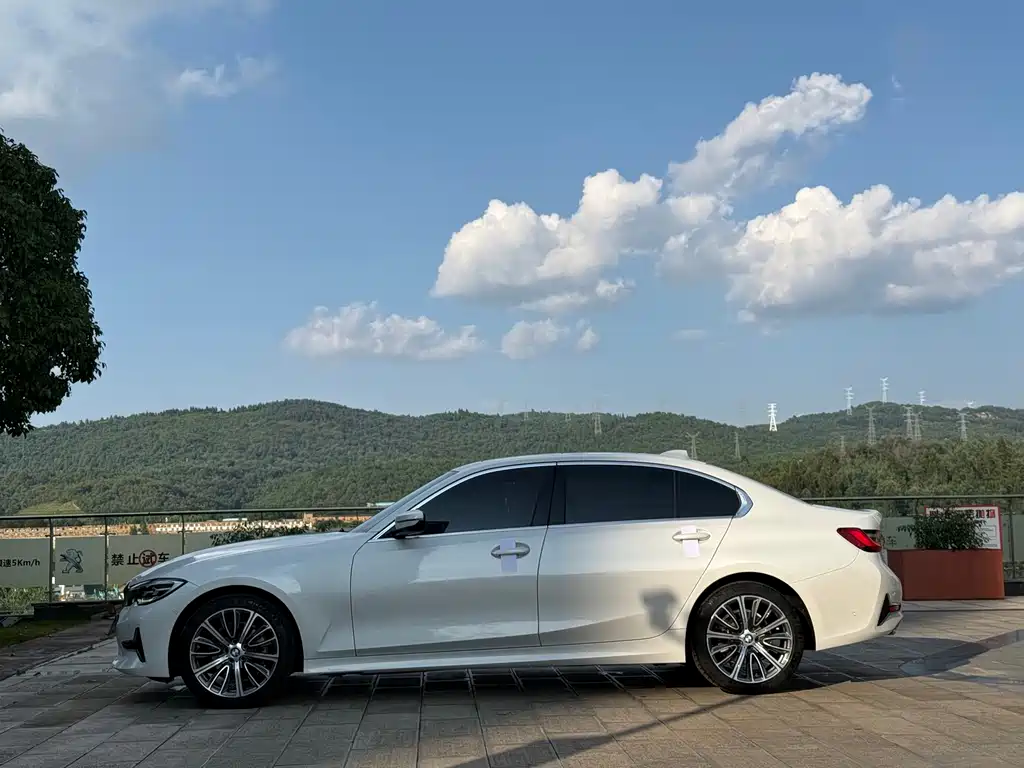 BMW 3 Series 2019 — фото 10