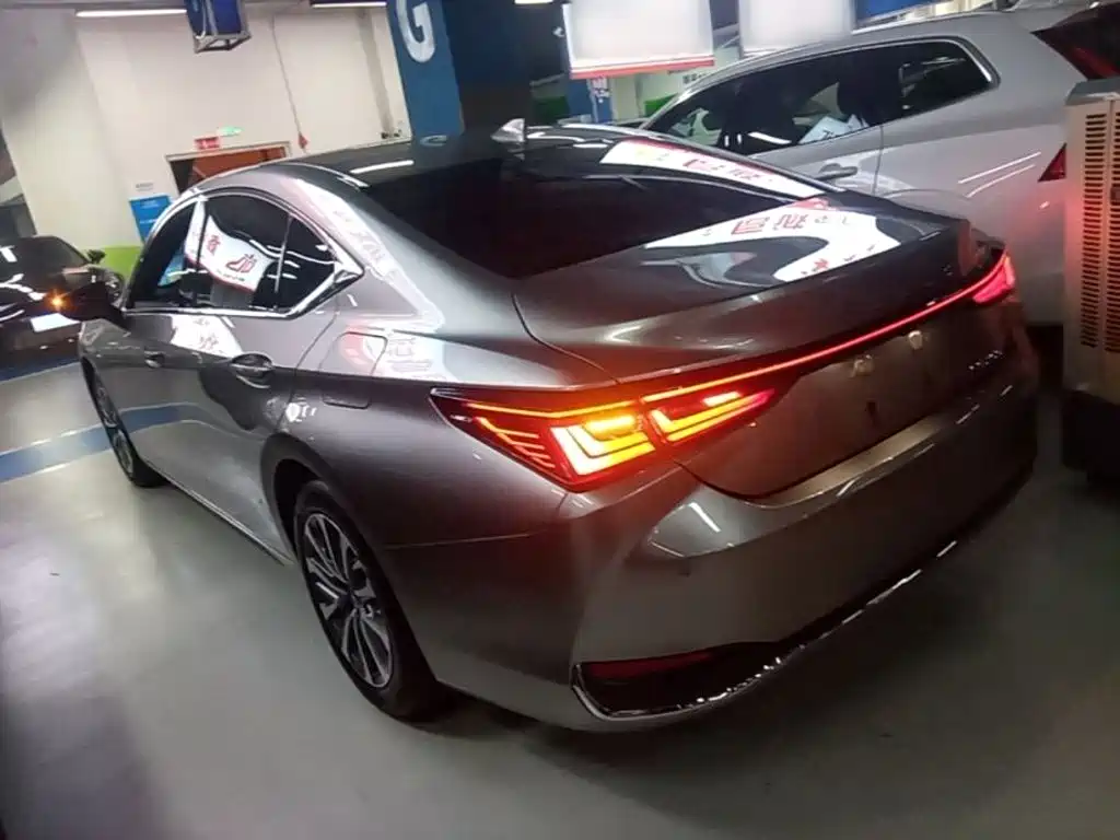 Lexus ES 2025