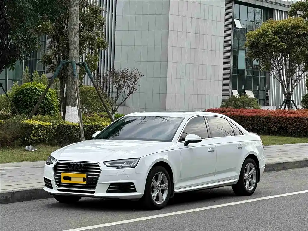 Audi A4L 2018 — фото 1