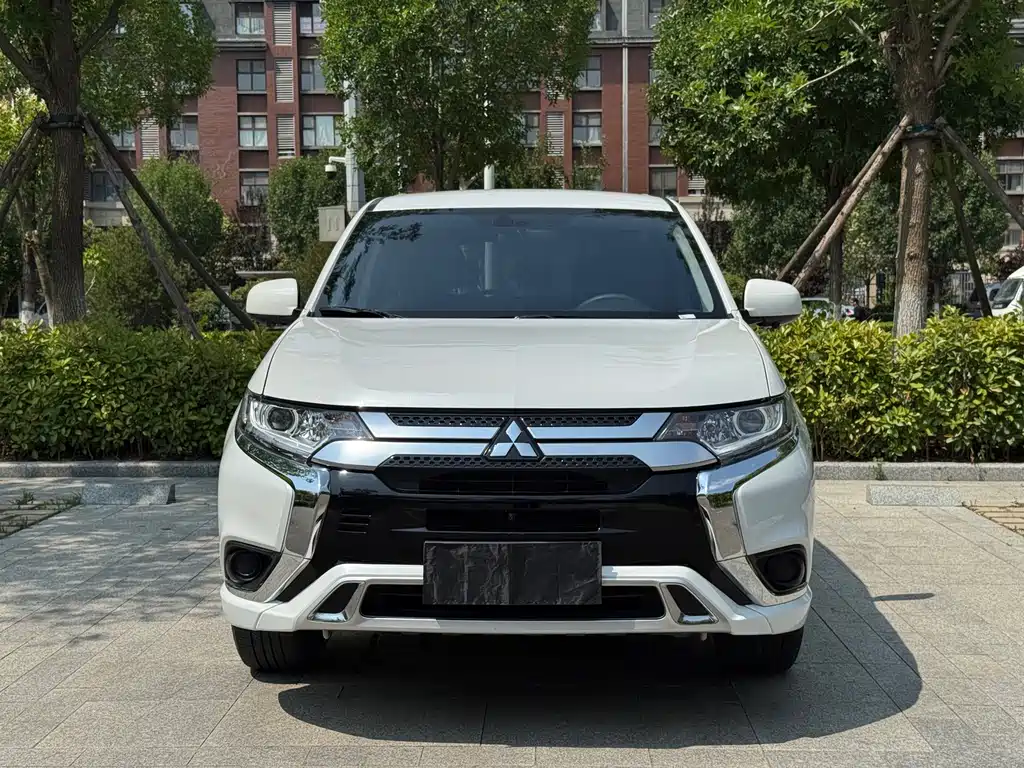 Mitsubishi Outlander 2022 — фото 3